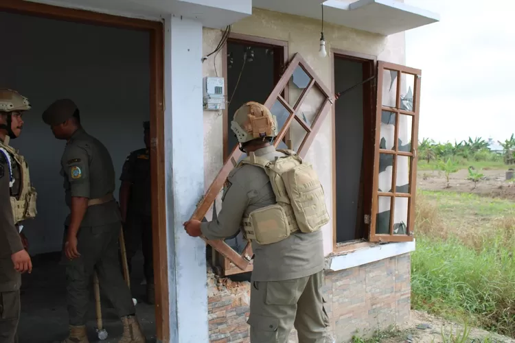 Tim Terpadu dari Satuan Pol PP Sumut dan Satuan TNI /Polri telah melakukan upaya penertiban tanaman dan bangunan penggarap di atas lahan Sport Centre Sumut,  di Desa Sena, Kecamatan Batang Kuis, Kabupaten Deliserdang pada Selasa (21/2) lalu. 