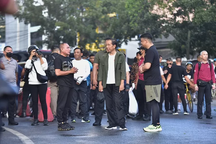 Gubernur Sumatera Utara (Sumut) Edy Rahmayadi berkeliling Kota Medan bersama Presiden RI Joko Widodo. Keduanya juga sempat singgah ke Lapangan Merdeka dan Pos Bloc Medan di Jalan Pos Nomor 2, Medan, Minggu (12/2). 