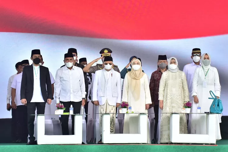 Gubernur Sumut Edy Rahmayadi bersama Ketua TP PKK Sumut Nawal Lubis mendampingi Wakil Presiden (Wapres) Republik Indonesia KH Ma'ruf Amin beserta Ibu Wapres Wury Ma'ruf Amin menghadiri acara Barus Berselawat untuk Indonesia di Lapangan Merdeka Barus, Kabupaten Tapanuli Tengah, Rabu (15/2/2023).