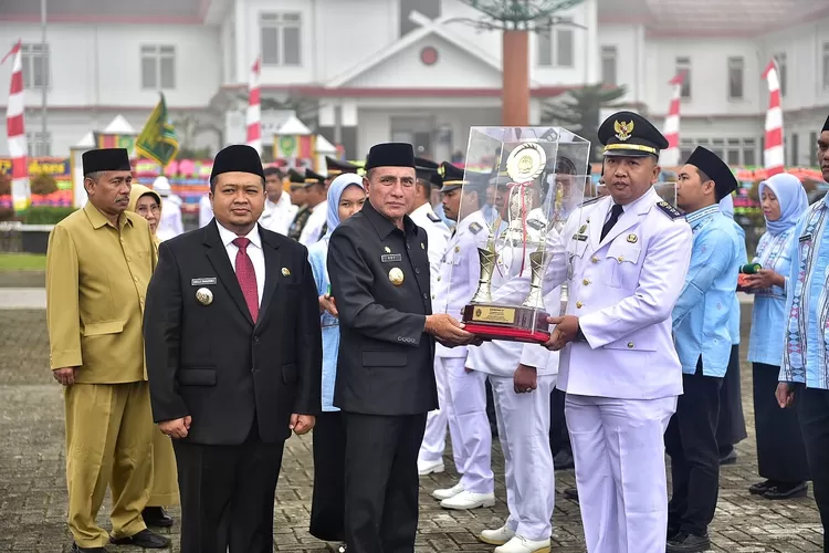 Gubernur Sumatera Utara (Sumut) Edy Rahmayadi bersama Ketua Tim Penggerak Pemberdayaan dan Kesejahteraan (TP PKK) Provinsi Sumut, Nawal Lubis menghadiri acara penyerahan Tunggul Kecamatan Terbaik Tingkat Kabupaten Kota se Sumut Tahun 2022 yang di laksanakan di Kantor Bupati Tapanuli Selatan (Tapsel), Kecamatan Sipirok, Kabupaten Tapsel, Kamis (16/2/2023). Kecamatan Batang Toru meraih penghargaan sebagai peringkat pertama.