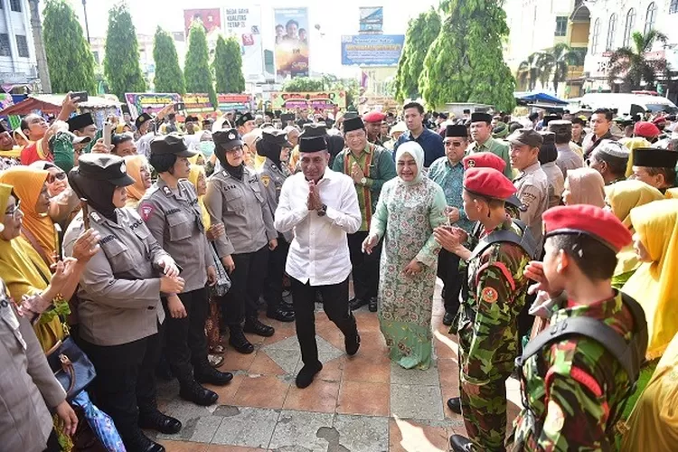 Edy Rahmayadi bersama Ketua TP PKK Sumut, Nawal Lubis menghadiri acara Musyawarah Wilayah Ke-13 Muhamaddiyah dan Aisyiyah Sumut di Halaman Bolak, Kecamatan Padangsidimpuan Utara, Kota Padangsidimpuan, Sabtu (18/2/2023). 