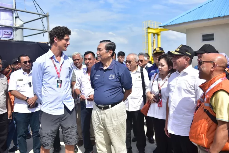 Edy Rahmayadi dampingi Luhut Binsar Pandjaitan meninjau lokasi acara F1 Powerboat atau F1H2O Danau Toba di Balige Toba, Jumat (24/2/2023). (