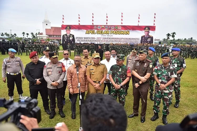 Gubernur Sumatera Utara (Sumut) Edy Rahmayadi bersama Pangdam I/BB Mayjen TNI Achmad Daniel Chardin dan Kapolda Sumut, Irjen. Pol. RZ Panca Putra Simanjuntak pada kegiatan Apel Gelar Pasukan Operasi Barita 2023, serta Pengamanan VVIP Kunjungan Kerja Presiden RI di Sumut, yang diselenggarakan di Lapangan terbang Sepakbola Markas Kepolisian Daerah (Mapolda) Sumut, Jalan Sisingamangaraja Medan, Senin (6/2/2023)