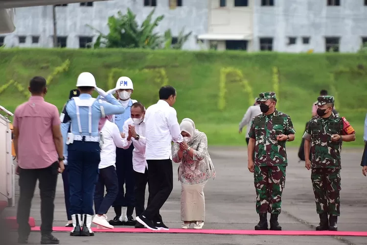 Gubernur Sumatera Utara (Sumut) Edy Rahmayadi menyambut kedatangan Presiden RI Joko Widodo di Lapangan Udara Soewondo, Medan, Selasa (8/2). Menggunakan pesawat kepresidenan, rombongan Presiden RI mendarat di Lanud Soewondo sekitar pukul 18:00 WIB. 