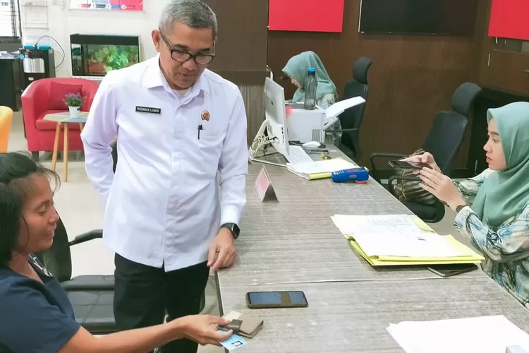 Kepala Kantor BPN Sergai Ridwan Lubis SH sapa warga yang lagi berurusan dimeja pelayanan di Kantor BPN Sergai (1/2/2023)