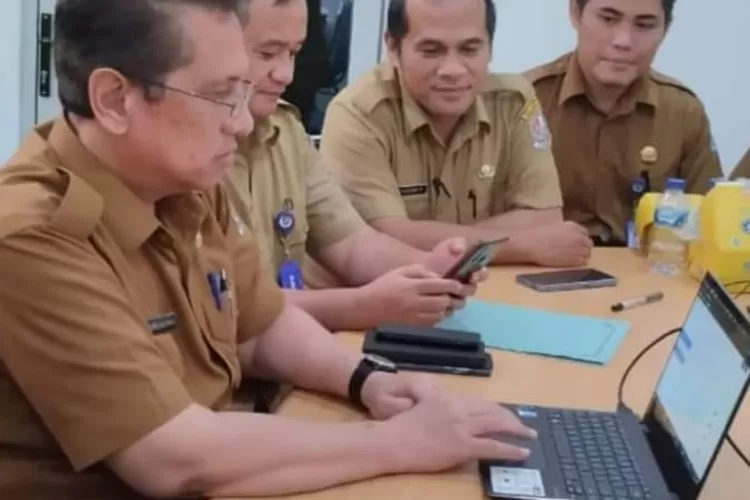 Kadis Cikataru Rahmadsyah (paling kiri) didampingi sekretaris Robet Sembiring, Martupa Sidebang dan Afrizal H Lubis