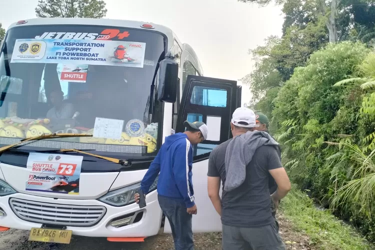 Pengunjung menaiki bus tumpangan gratis yang disiapkan panitia di Jalan By Pass Balige menuju arena venue utama F1 PowerBoat Danau Toba, Sabtu (25/02/2023).