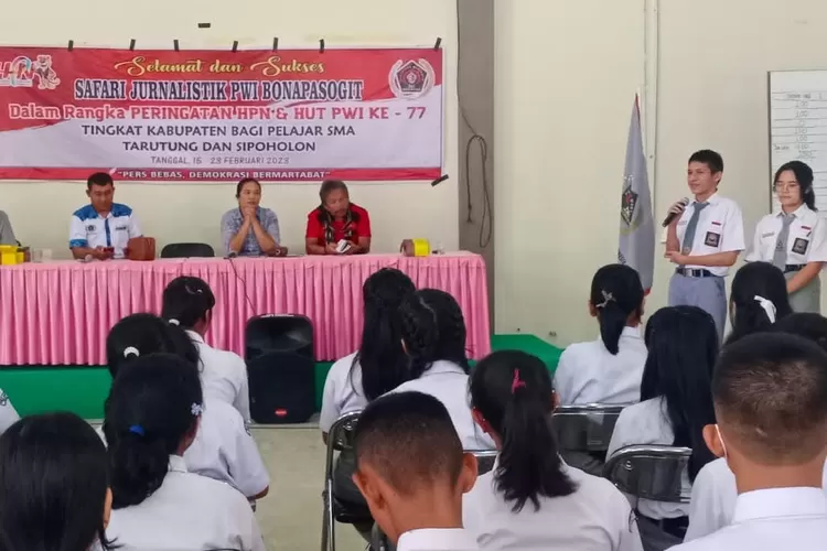 Pelajar SMA Swasta HKBP 1 dan pelajar SMA Swasta HKBP 2 Tarutung saat menyampaikan testimoni dan menyambut positip kegiatan Safari jurnalistik PWI Bonapasogit. (realitasonline.id/Alpon Situmorang)