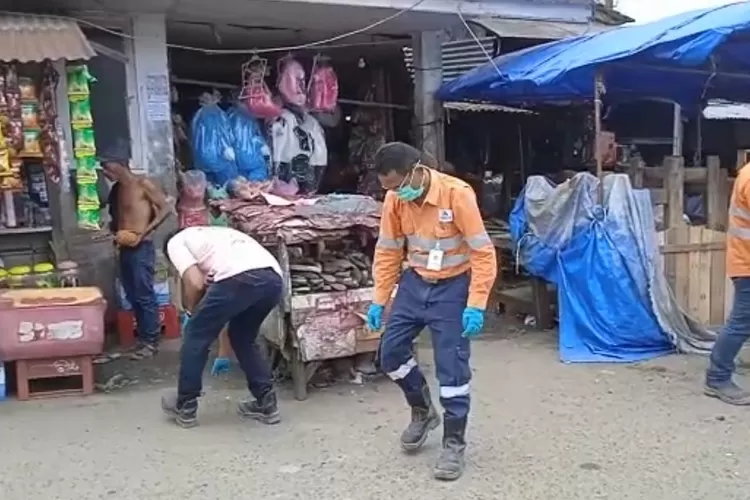 Manager Operations PTAR, Rahmat Lubis, bersama komunitas lingkungan lingkungan pungut sampah di Hari Peduli Sampah Nasional diprakarsai PT AR di Batang Toru.(Foto : Realitasonline/Riswandy)
