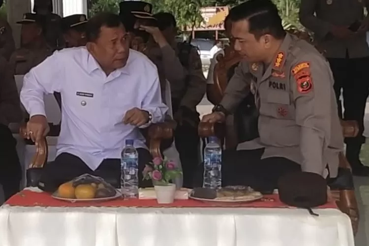 Bupati dan Kapolres Deli Serdang berbincang-bincang pada apel gelar pasukan