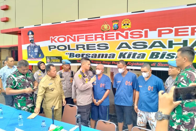 Keterangan Gambar: Kapolres Saat mengkonfirmasi kepada para tersangka di gelar konferensi pers (Foto:HS)