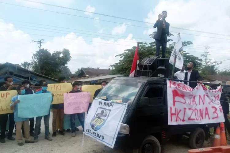 Puluhan Aktvis dan DPK KNPI Wampu aksi demo mendatanggi kantor HKI Zona 2. (Realitasonline.id/MA)