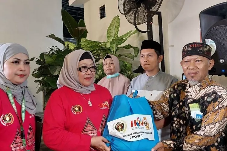 Ketua Umum Pengurus Pusat IKWI Hj Indah Kirana didampingi Ketua IKWI Sumut Fadia Achri Yulan saat menyerahkan bansos sembako secara simbolis kepada pimpinan salah satu panti asuhan dalam rangkaian baksos HPN 2023