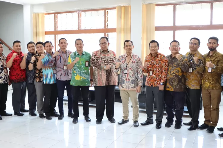 Ketua DPRD Sumut Baskami Ginting foto bersama para pelaku UMKM di Sumut