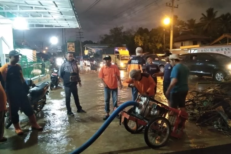 Tim penanggulangan banjir dari Pemko Padang Sidempuan sedang mengatasi air yang menggenangi pemukiman penduduk