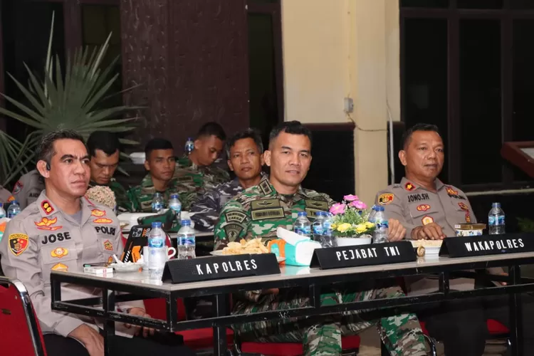 Kapolres Batubara AKBP Jose DC Fernandes S. IK sedang nonton bareng dengan Dan Yon 126/KC Letkol Inf Fernando Batubara. (Photo::Realitasonline/H.Guntur Sinaga)