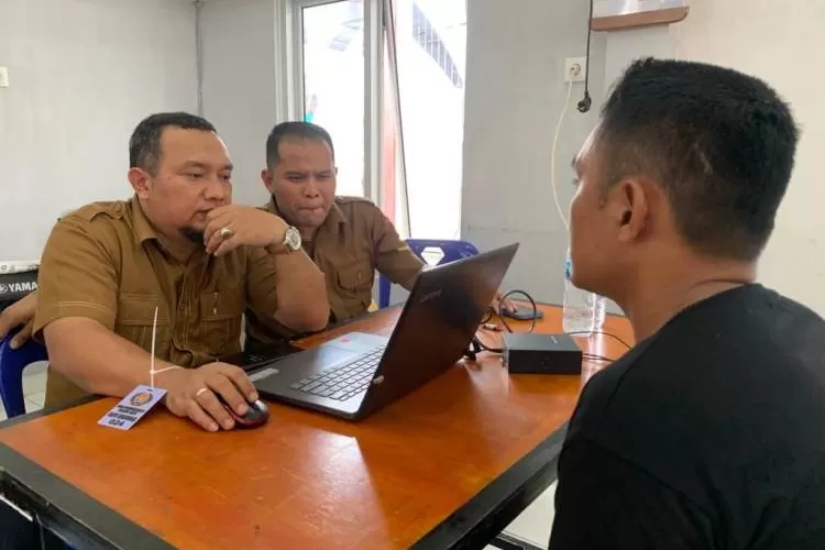 Petugas Disdukcapil sedang  melakukan perekaman NIK di Lapas. (Ist)