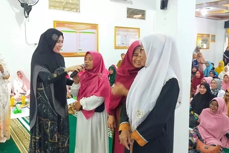 Hadir di Pengajian, Wakil Ketua TP PKK Lampura Ajak Jamaah Jaga Kekompakan