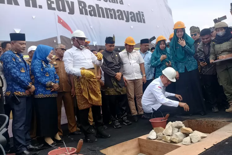 Bupati Batubara Ir H. Zahir M. AP sedang mencurahkan semen peletakan batu pertama pembangunan kantor Bupati Batubara disaksikan oleh Gubsu dan Ketua DPRD Batubara. (Photo:Realitasonline/H.Guntur Sinaga)