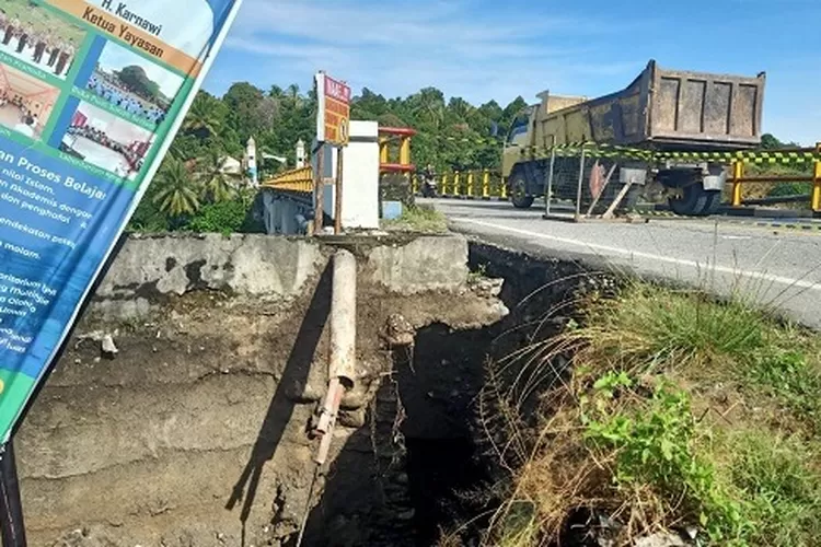 Foto: Kondisi bahu abudmen jembatan Krueng Baru wilayah Kuta Trieng, Kecamatan Labuhan Haji, Kabupaten Aceh Selatan longsor, Minggu (5/3)