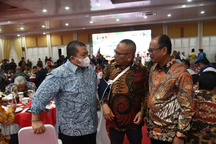Bupati Tapsel H Dolly Pasaribu berbincang dengan Ketua Umum PWI Pusat Atal S Depari, saat menghadiri Gala Dinner HPN 2023.(Foto : Realitasonline / Riswandy)