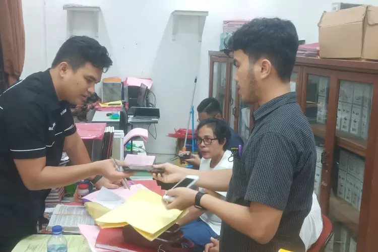 Penyidik Satresnarkoba Polres Taput saat menyerahkan berkas JS dan SNP tersangka penggunaan Narkotika jenis ganja ke Kejaksaan Negeri. (Realitasonline.id/Alpon Situmorang )