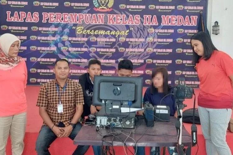 Petugas Disdukcapil Deli Serdang rekam NIK 25 WBP Lapas Perempuan Kelas IIA Medan yang belum punya NIK. (foto/ist)