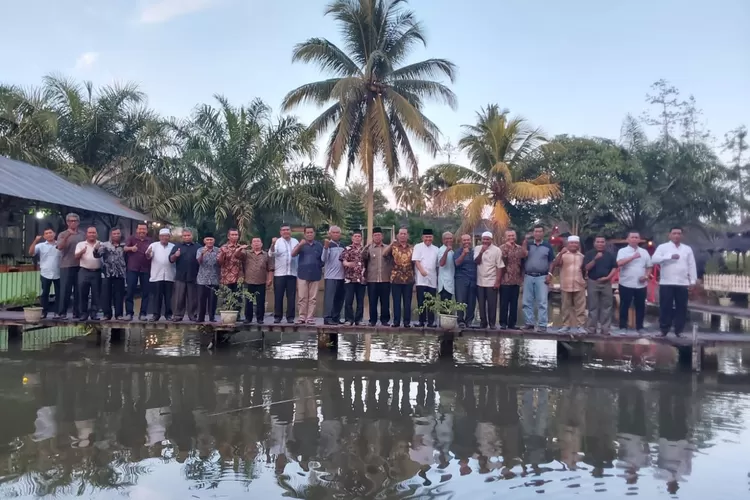 Syahrul Pasaribu foto bersama mantan pejabat Tapsel membahas dan menyimpulkan berbagai hal penting, di halaman Warung Saba Ibus Kelurahan Hutaimbaru, Kota Padang Sidempuan, Jum'at (17/2/2023). (Foto : Realitasonline/Ist)