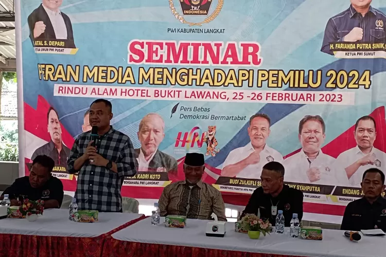 Ketua PWI Sumut H Farianda Putra Sinik SE memberi masukan dalam seminar peran media menghadapi pemilu 2024 di Langkat.