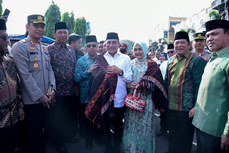 Gubsu Edy Rahmayadi dan istri Hj Nawal Lubis disambut dengan Walikota Padang Sidempuan Iran Efendi Nasution dan PWM Sumut