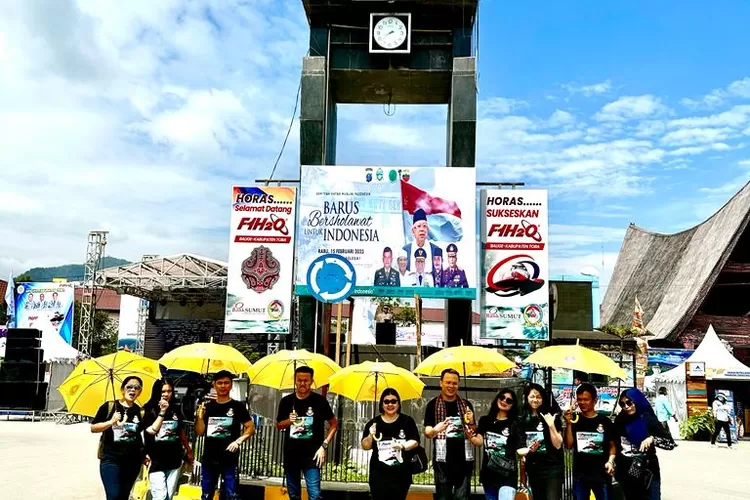 Payung dan gantungan kunci gratis dibagikan kepada pengunjung event power boat di Balige