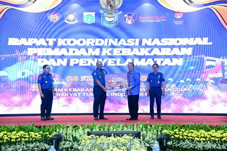 Walikota Padang Sidempuan Irsan Efendi Nasution saat menerima hibah damkar dan ambulance secara simbolis dari Kemendagri