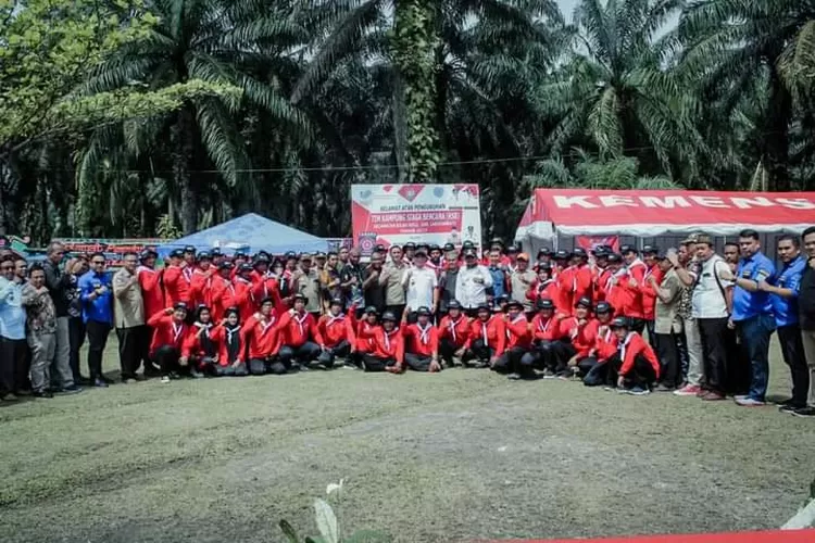 Warga foto bersama usai pengukuhan kampung siaga bencana di Labuhanbatu 