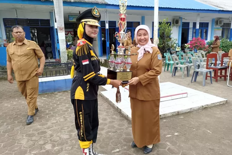 Perwakilan Paskib SMPN 6 Binjai saat menerima piala setelah berhasil menjadi juara umum.