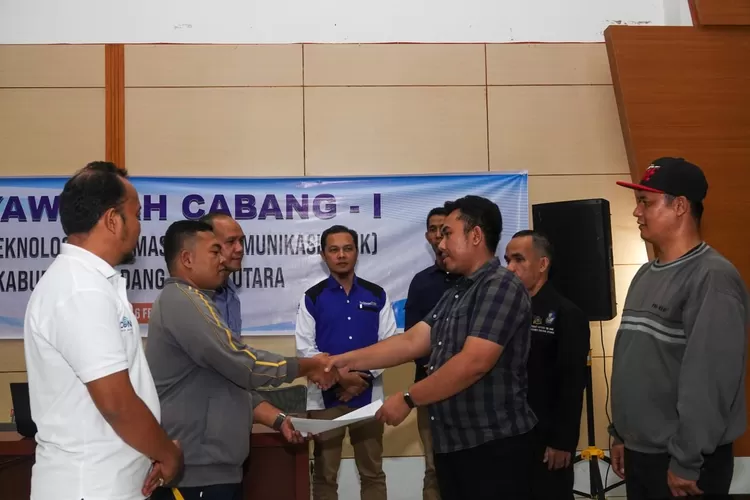 Jhonni Saputra Siregar terpilih secara aklamasi sebagai ketua Relawan TIK Kabupaten Paluta pada Muscab ke I, digelar di aula serbaguna kantor Bupati Paluta.(foto: Realitas)