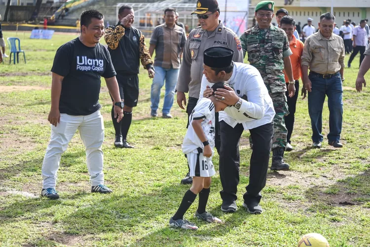 Walikota Padang Sidempuan Irfan Efendi Nasution memeluk kepala anak SSB piala alm Makmun A Lubis di Padang Sidempuan