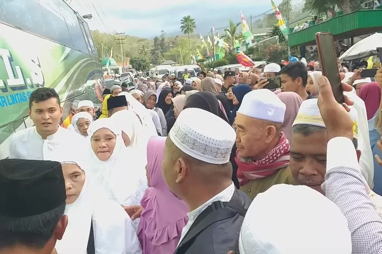 Para Jamaah Umroh yang diberangkatkan keluarga besar Ponpes Musthafawiyah Purba Baru saat akan menaiki Bus menuju bandara KNIA