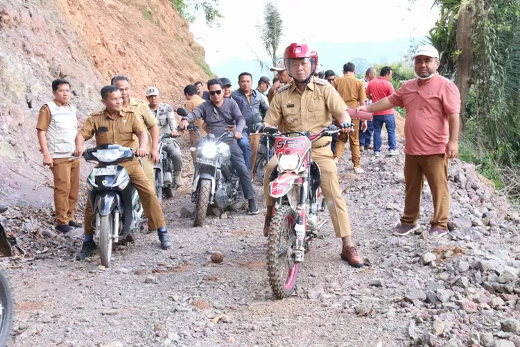 Bupati Nikson gunakan trail saat meninjau progres pembukaan jalan yang akan terkoneksi Dari desa di Tarutung ke Pahae. (Realitasonline.id/Alpon Situmorang)
