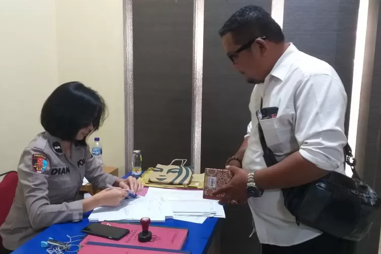 Ketua LSM Trisakti Madina saat menyerahkan surat laporan pengaduan terkait galian C ilegal di Madina kepada Polda Sumut. (Ist)