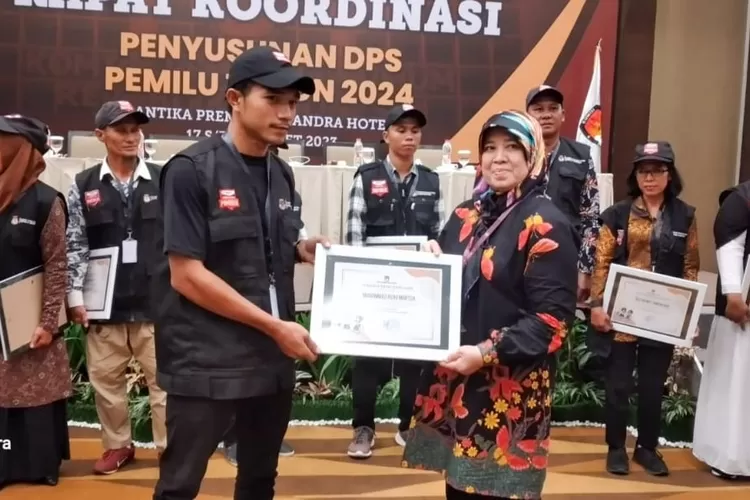 KPU provinsi melalui kabag Perencanaan data dan informasi, Kartina, menyerahkan Piagam Penghargaan kepada Muhammad Rizki Martua, Jum'at (17/3) Hotel Santika, Medan. (Ist)