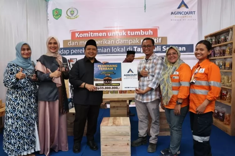 Penyerahan secara simbolis hadiah berupa paket ibadah umrah senilai Rp.35 juta untuk Juara I MTQ dari PTAR kepada Bupati Tapsel H Dolly Putra Pasaribu, Sabtu (18/3/2023) malam. (Foto : Realitasonline / Riswandy)