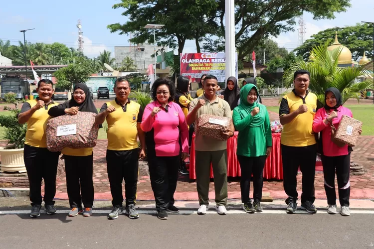 Para pemenang pertandingan persahabatan TNI - Polri menerima hadiah. (Photo : Realitasonline/H.Guntur Sinaga).
