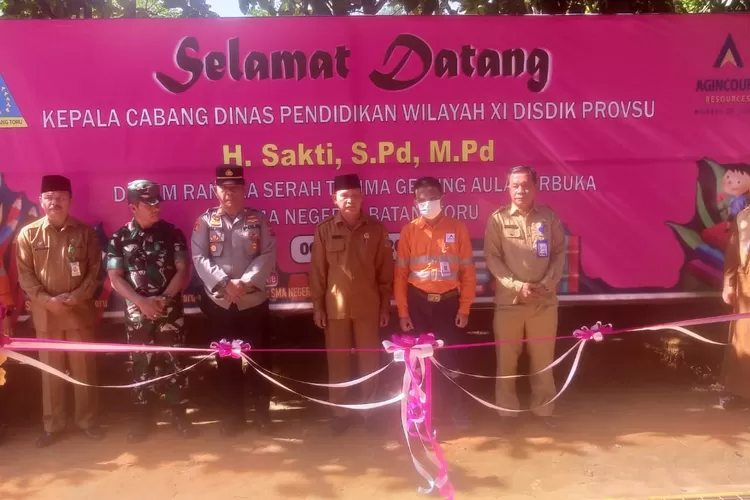 Manager Operasional PTAR Rahmat Lubis, Kepala Sekolah SMAN 1 Batang Toru Drs. Muhammad Juhdi Pulungan, SH, M.Pd dan Kepala Cabang Dinas Pendidikan Wilayah XI Sumatera Utara, Sakti, S.Pd, M.Pd, melakukan pengguntingan pita tanda peresmian dan Serahterima aula terbuka SMAN 1 Batang Toru, Senin (6/3/2023). (Foto : Realitasonline/Riswandy)