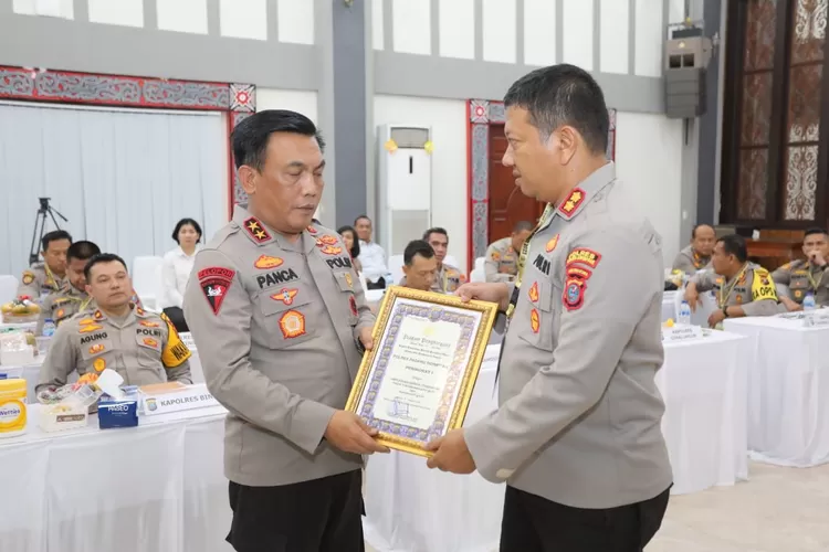 Kapolres Padang Sidempuan AKBP Dwi Prasetyo Wibowo, SIK menerima penghargaan dari Kapolda Sumut Kapolda IrjenPol RZ Panca Putra, Msi, sebagai Polres terbaik dan memperoleh peringkat I dalam amplifikasi berita positif Polri terbanyak pada Tribratanews dan website Humas Polri, pada acara kegiatan Anev kinerja tahun 2022 dan Rapim Polda Sumut tahun 2023 di Aula Tribrata Lantai I Mapolda Sumut, Selasa (21/3/2023).(Foto : Realitasonline/Riswandy)