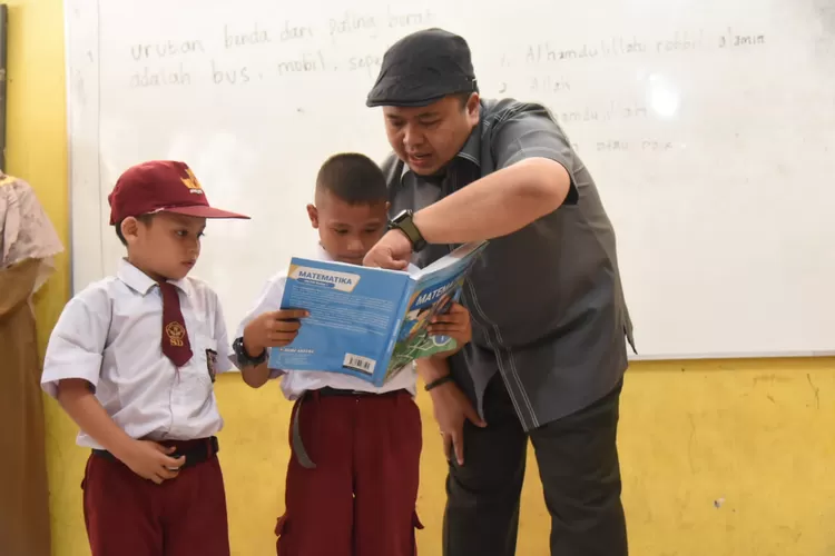 Bupati Tapsel Dolly Pasaribu, menyaksikan seorang siswa SD yang belajar matematika dengan metode Gasing di SD Negeri 101105 Kecamatan Sayur Matinggi Kabupaten Tapsel, Senin (27/2/2023).(Foto : Realitasonline/Riswandy)