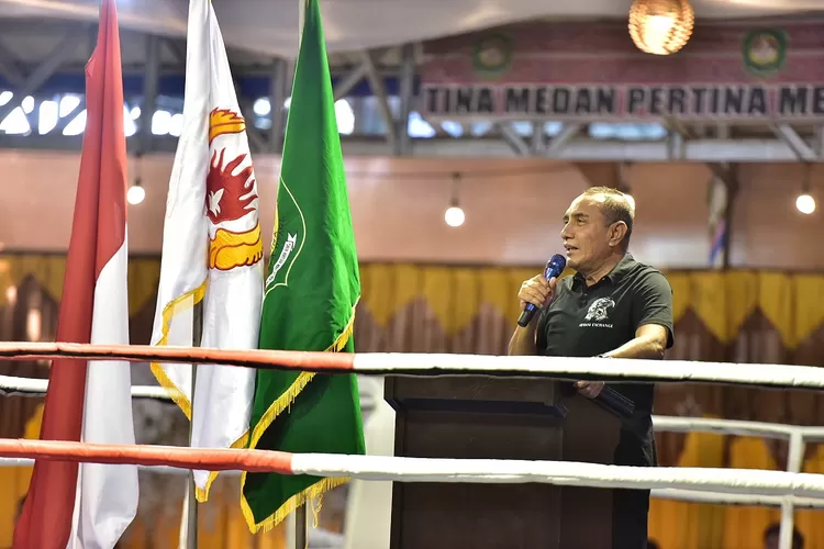Gubernur Sumatera Utara (Sumut) Edy Rahmayadi menghadiri dan menyaksikan uji kemampuan atlet pelatihan daerah (Pelatda) cabang olahraga Tinju Provinsi Sumut dan silaturahmi dengan bapak asuh dalam persiapan Pekan Olahraga Nasional XXI Tahun 2024 Sumut Aceh di Pusat Pendidikan dan Pelatihan (Pusdiklat) Persatuan Tinju Nasional (Pertina) Provinsi Sumut, Jalan Tangguk Bahagia, Medan Labuhan, Kota Medan, Kamis (16/3/2023). 