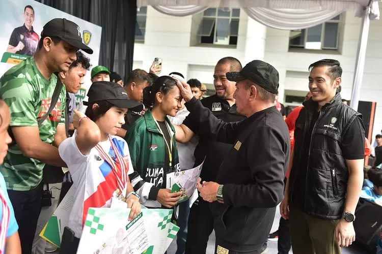 Edy Rahmayadi melepas ribuan peserta lomba lari Sumut Atletik Juara (SAJ di garis start yang terletak di depan Kantor Gubernur, Jalan Diponegoro Nomor 30 Medan, Minggu (19/3).