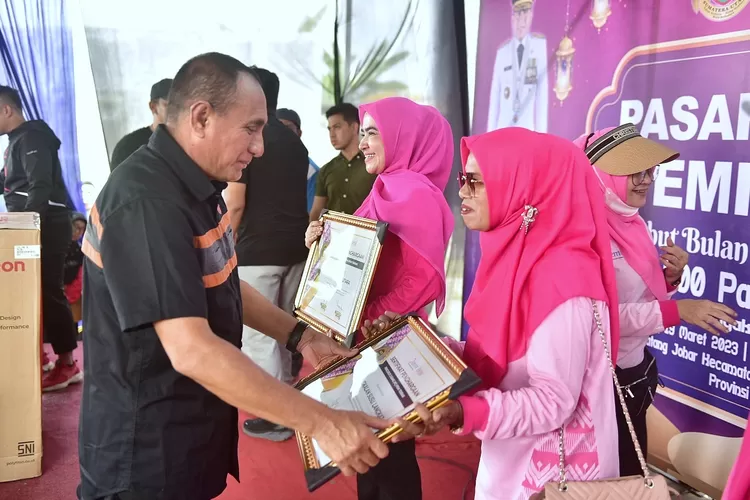 Gubernur Sumatera Utara (Sumut) Edy Rahmayadi menghadiri pasar murah di Lapangan Desa Pematang Johar, Deliserdang, Minggu (19/3). Pada kesempatan itu, Gubernur menggratiskan paket sembako di pasar murah tersebut dan membuat masyarakat girang dan berterima kasih.