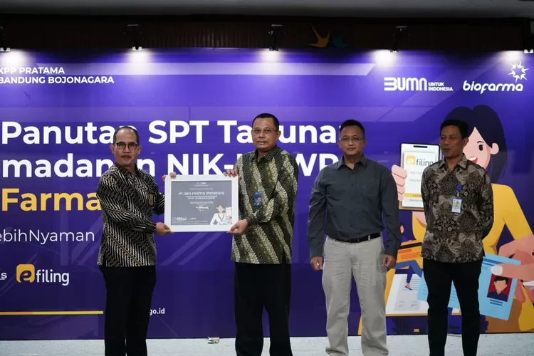 Direktur Operasi Bio Farma Rahman Roestan (kanan) menerima apresiasi atas Sinergi PT Bio Farma (Persero) dalam Mendukung Kepatuhan Pelaporan SPT Tahunan dan Pemadanan NIK dari Kepala KPP Pratama Bandung Bojonagara, Sony Sujati (kiri).  