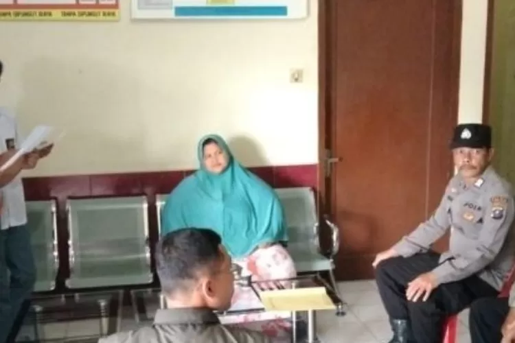 Kapolsek Sipirok, AKP. Ismaya memberi bimbingan kepada siswa bolos yang terjaring operasi Kasih Sayang, Kamis (9/3/2023).(Foto : Realitasonline / Riswandy)